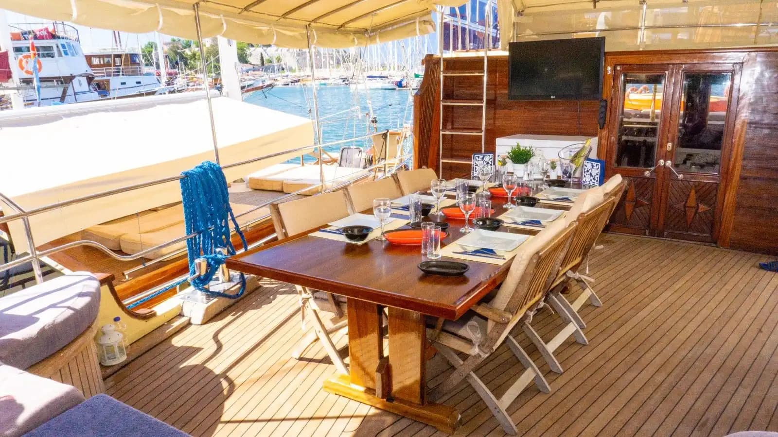 Bodrum'da 12 Kişilik Geniş ve Ferah, 26 Metre, 6 Kabinli Konforlu Gulet 4