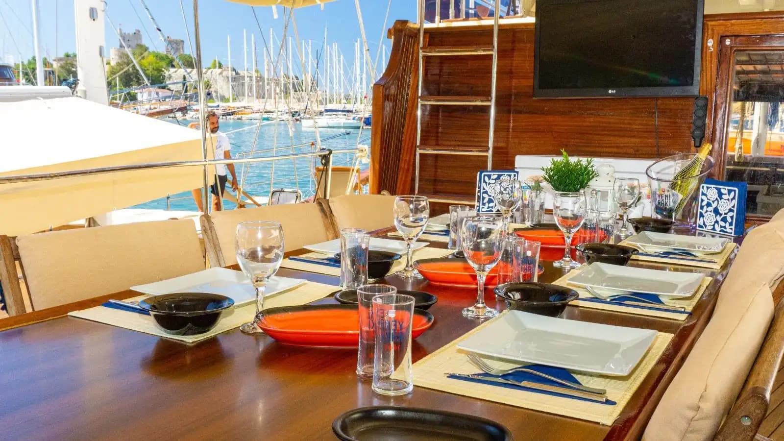Bodrum'da 12 Kişilik Geniş ve Ferah, 26 Metre, 6 Kabinli Konforlu Gulet 3