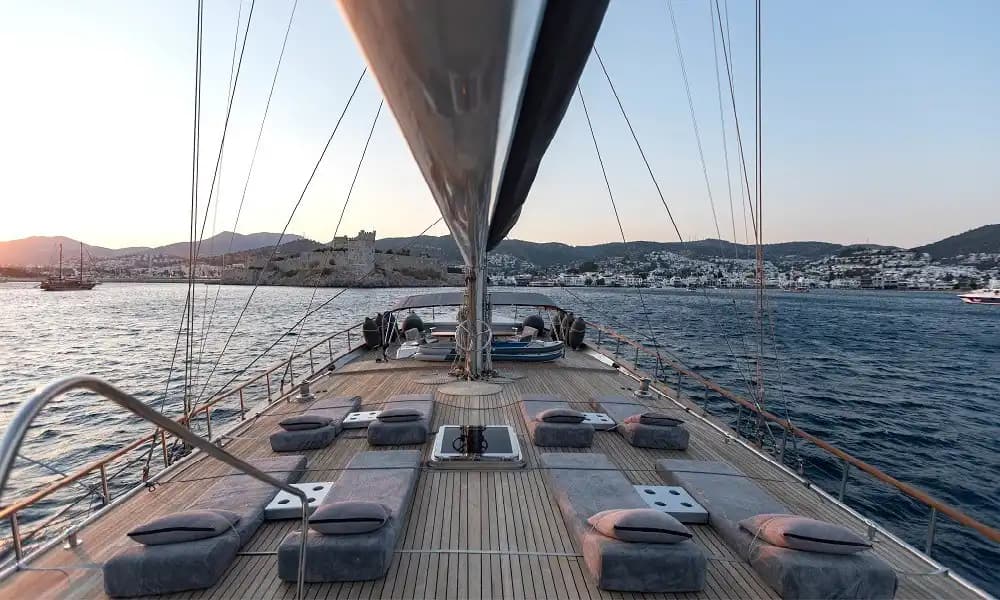 Göcek’te Lüks Yat Kiralama (11 Kişi) | 36,3 m, 5 Kabin, Merkezi Klima, Uzun Rota