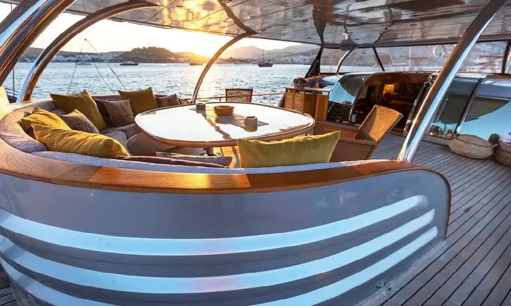 Göcek’te Lüks Yat Kiralama (11 Kişi) | 36,3 m, 5 Kabin, Merkezi Klima, Uzun Rota