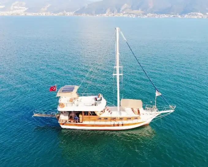Fethiye’de Aileler İçin 12 Kişilik Konforlu Özel Tekne