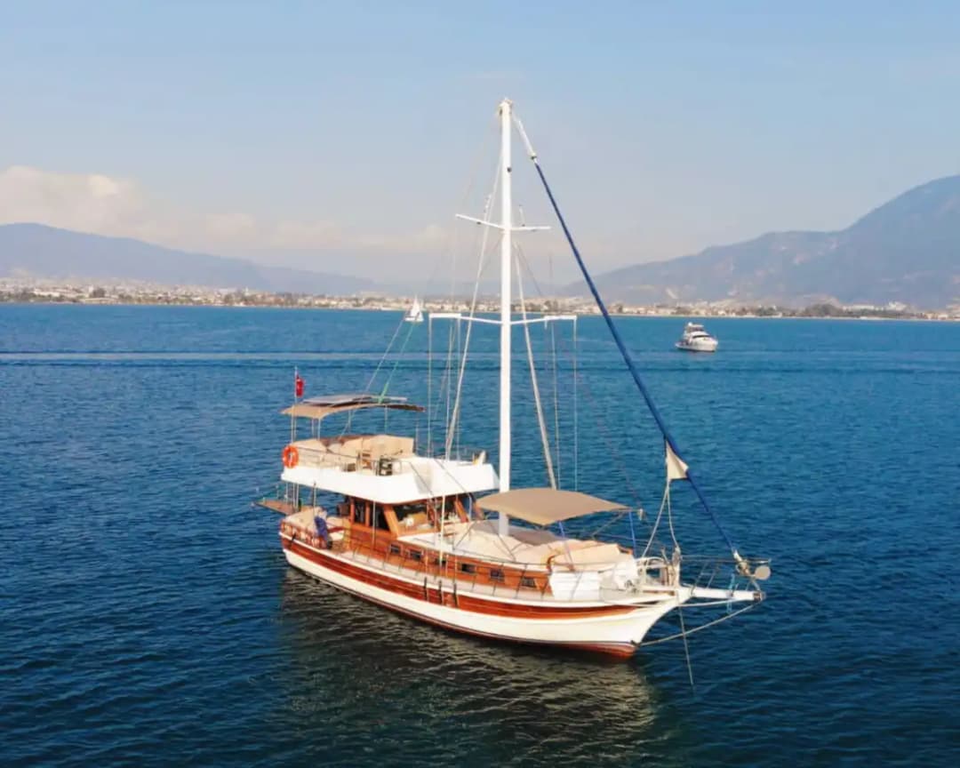 Fethiye’de Aileler İçin 12 Kişilik Konforlu Özel Tekne
