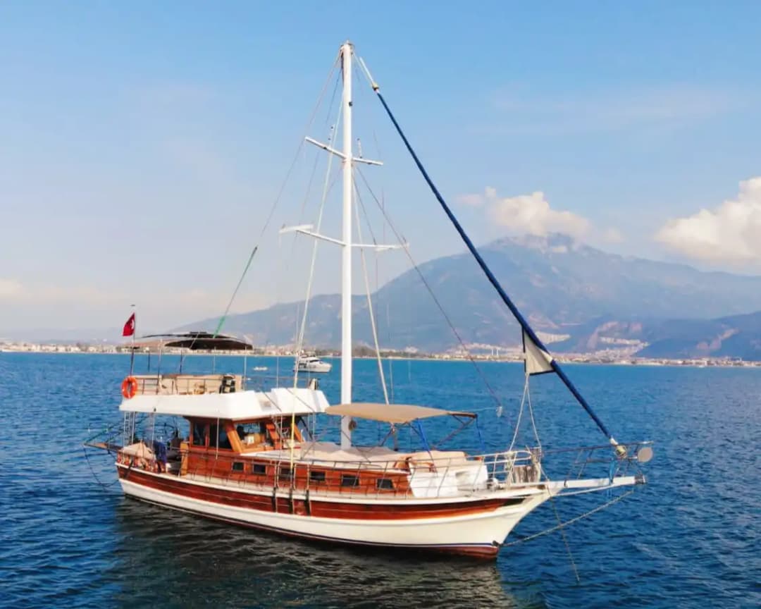 Fethiye’de Aileler İçin 12 Kişilik Konforlu Özel Tekne