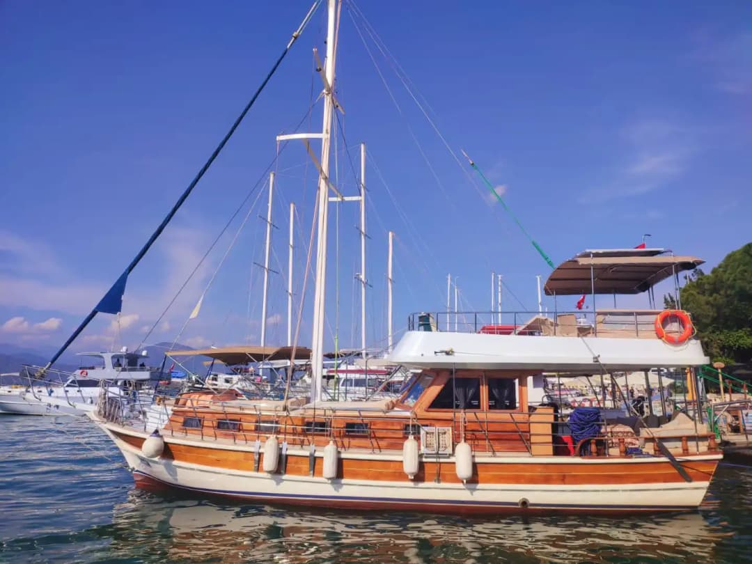Fethiye’de Aileler İçin 12 Kişilik Konforlu Özel Tekne