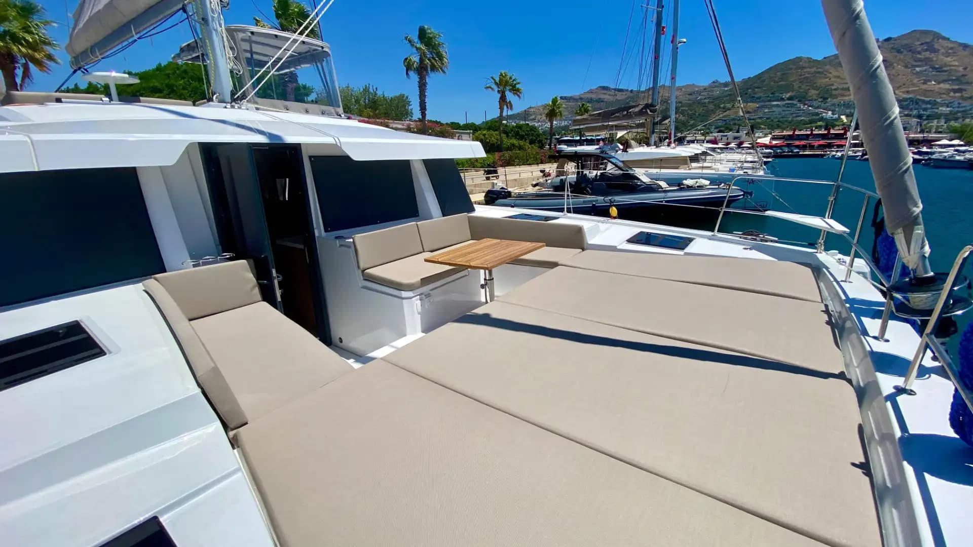 Göcek'te Bali 4.4 Katamaran Kiralama | 2024 Model 4+1 Kabin Kaptansız Charter 12