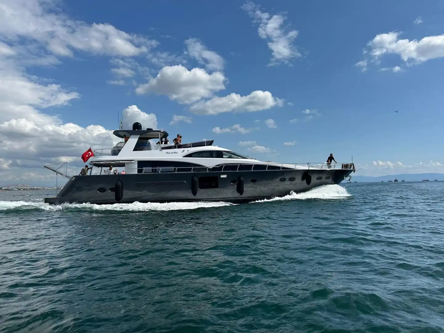 İstanbul Çıkışlı 27 Metrelik Orjinal Motoryat ile Lüks Bir Deniz Gezisi! - Yatta Evlilik Yıldönümü