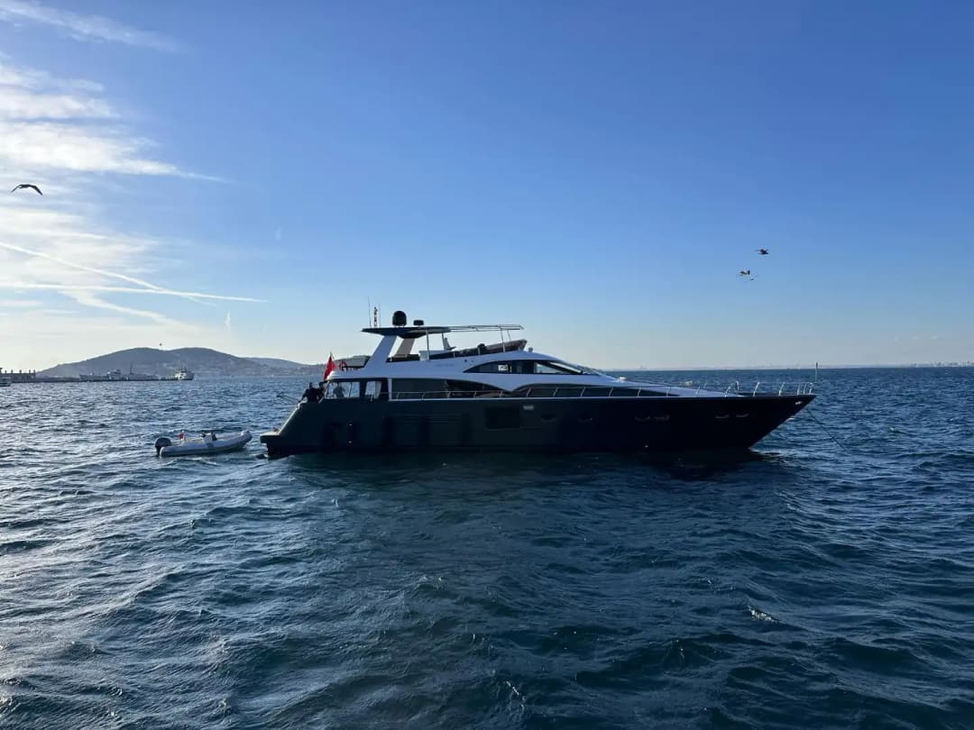 İstanbul Çıkışlı 27 Metrelik Orjinal Motoryat ile Lüks Bir Deniz Gezisi!