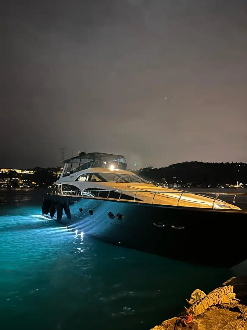 İstanbul Çıkışlı 27 Metrelik Orjinal Motoryat ile Lüks Bir Deniz Gezisi! 3