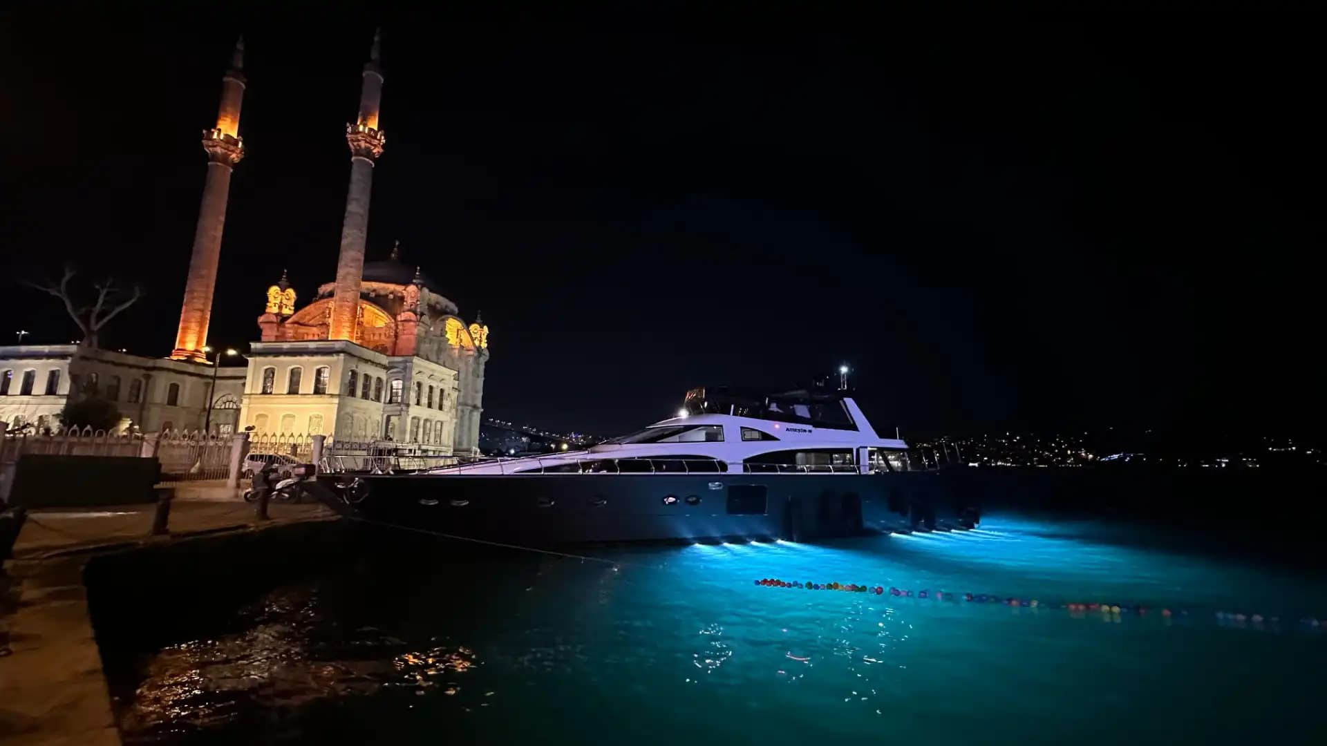 İstanbul Çıkışlı 27 Metrelik Orjinal Motoryat ile Lüks Bir Deniz Gezisi! 6