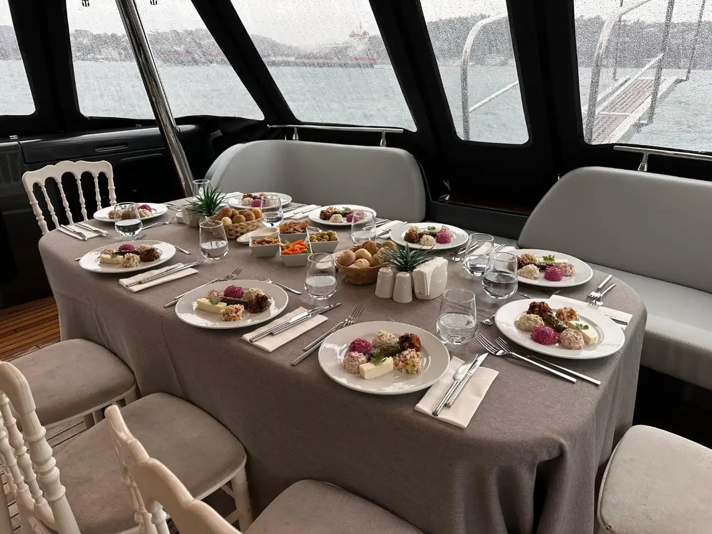 İstanbul Çıkışlı 27 Metrelik Orjinal Motoryat ile Lüks Bir Deniz Gezisi! 7