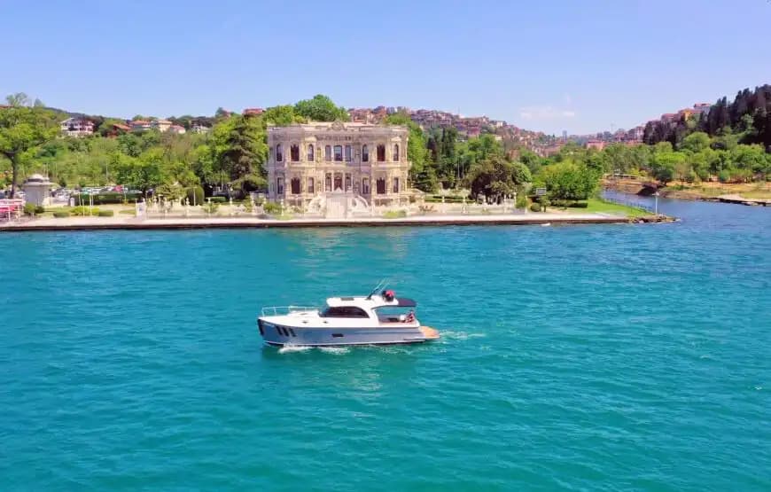 Anadolu Hisarı’ndan Ayrıcalıklı Bir Deniz Turu İçin Lüks Yat Kiralayın! 2