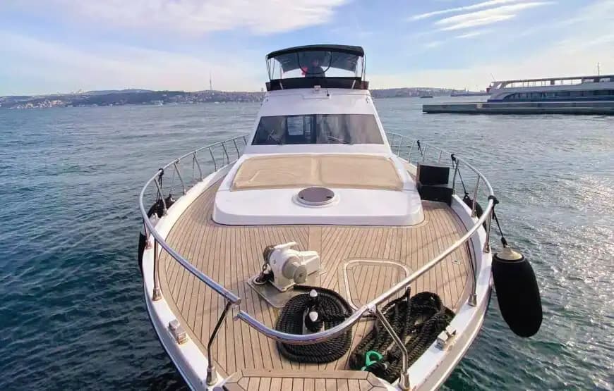 İstanbul Boğazı'nın Maviliklerinde VIP Motoryat Keyfi – Kaptanlı Kiralama 3