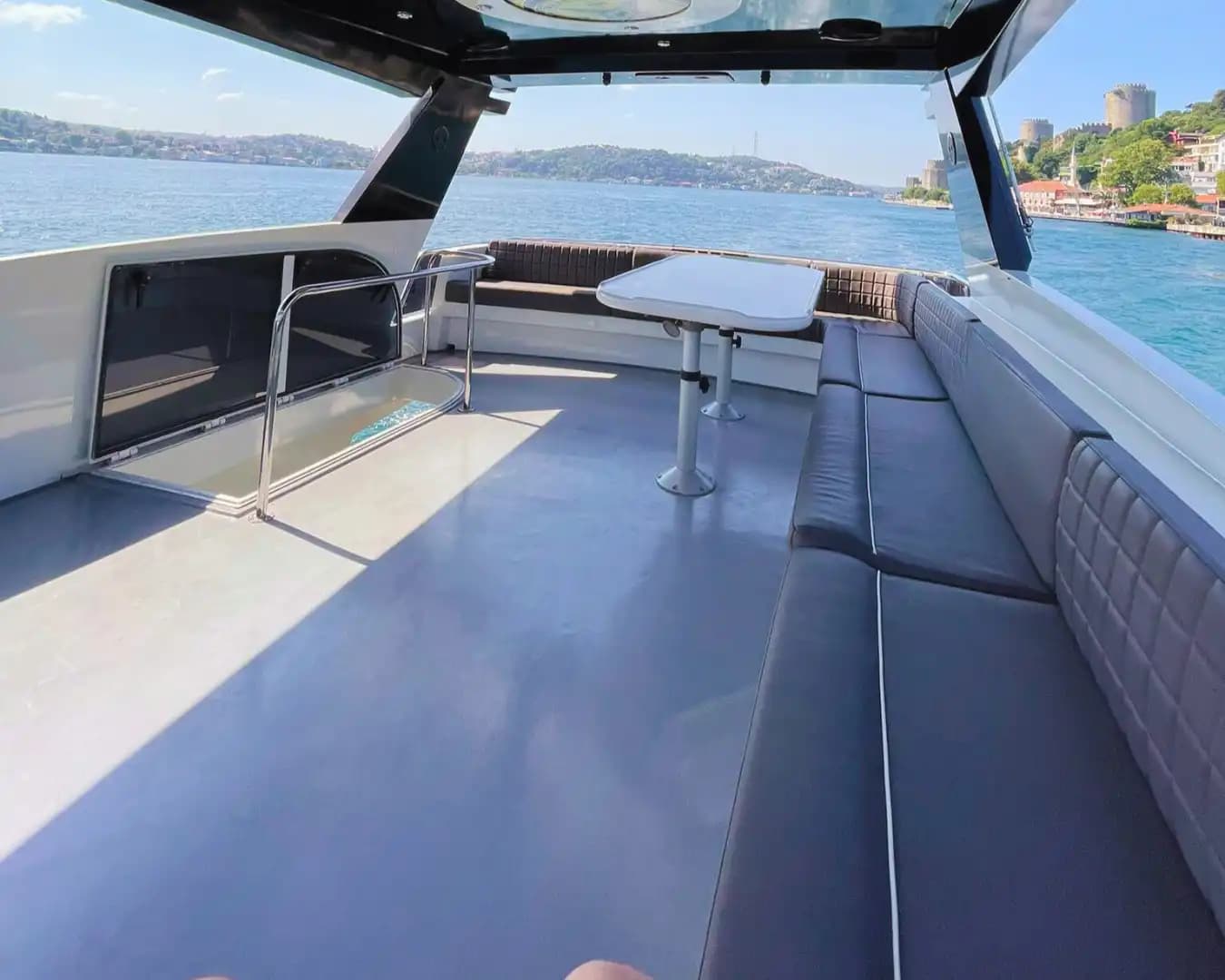 İstanbul'da İş Toplantıları ve Kurumsal Davetler İçin Şık ve Konforlu Yat 6