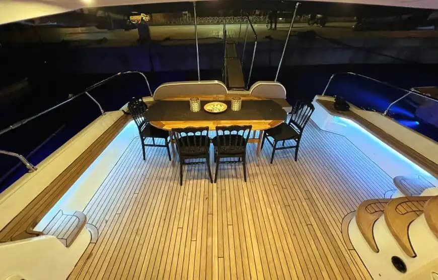 İstanbul Boğazı'nın Maviliklerinde VIP Motoryat Keyfi – Kaptanlı Kiralama 4