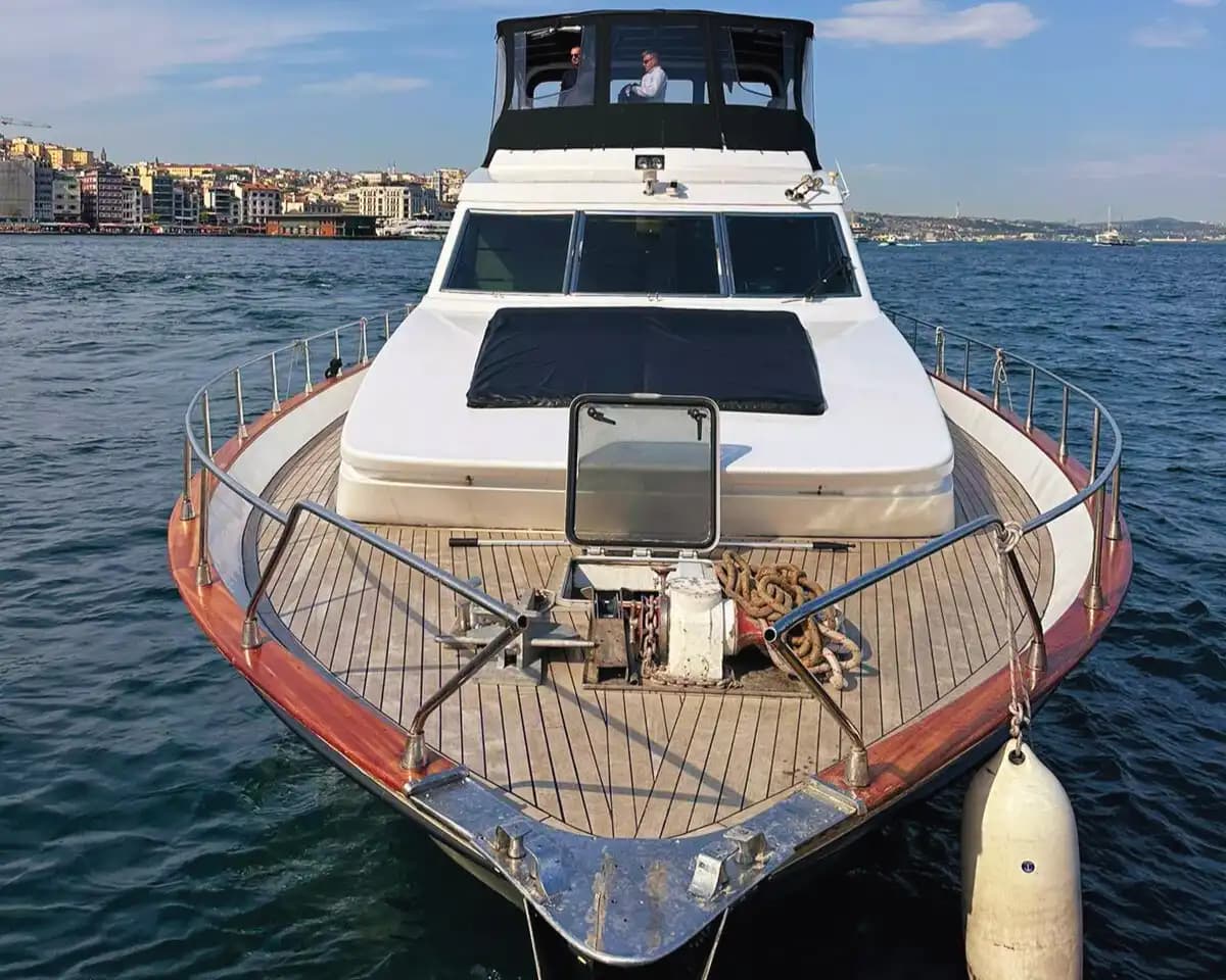 18 Kişilik Geniş ve Konforlu Yat Saatlik veya Günübirlik Kiralama 7