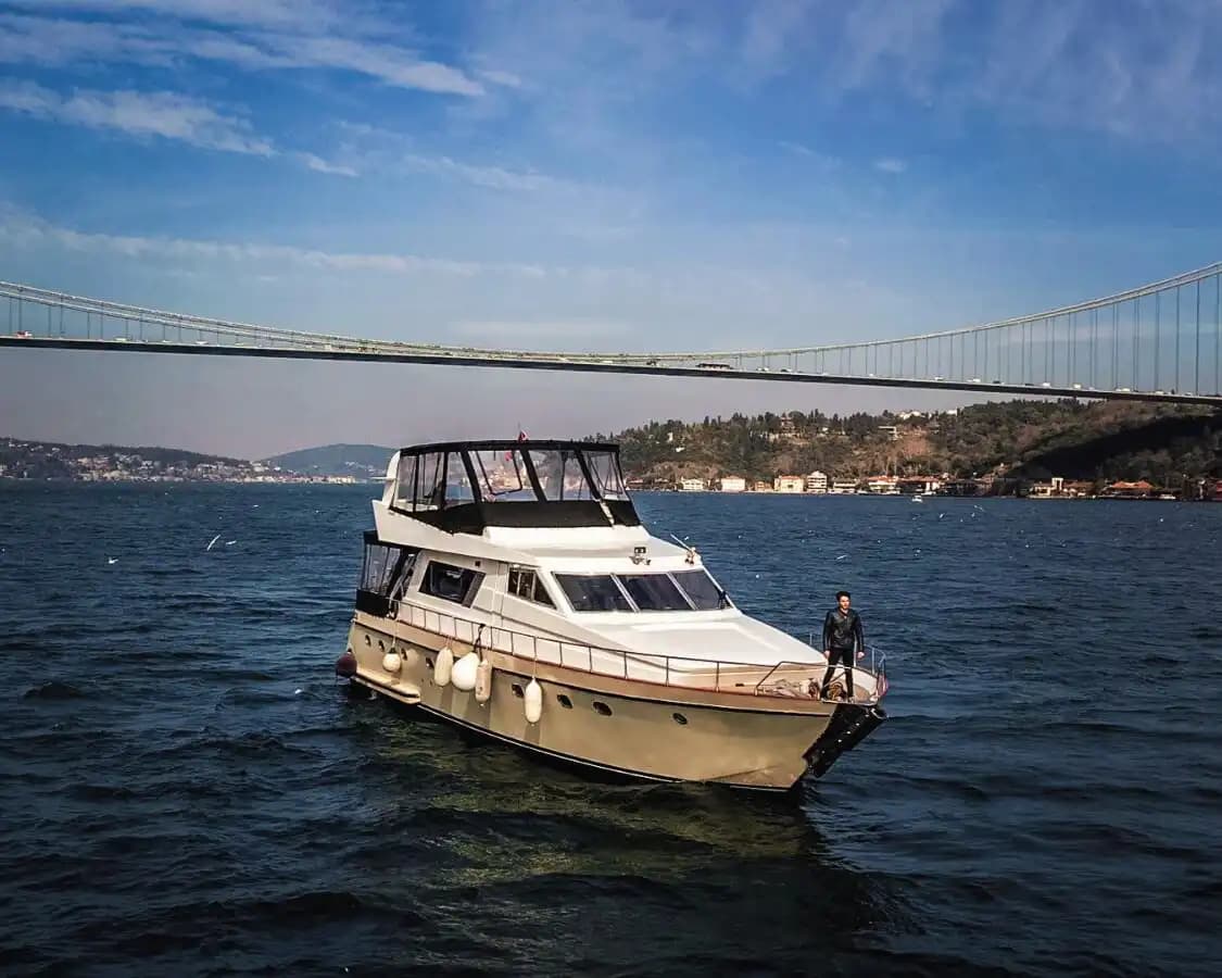 18 Kişilik Geniş ve Konforlu Yat Saatlik veya Günübirlik Kiralama 2