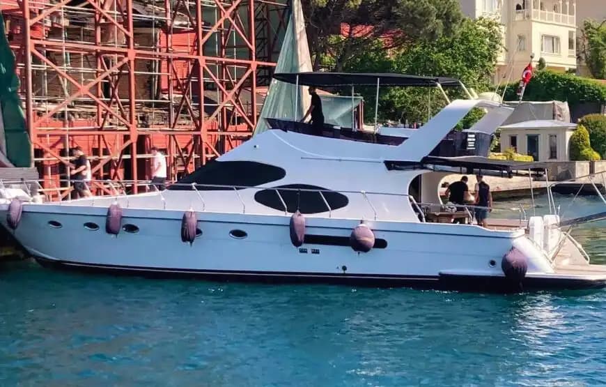 İstanbul Boğazı'nın Maviliklerinde VIP Motoryat Keyfi – Kaptanlı Kiralama 2