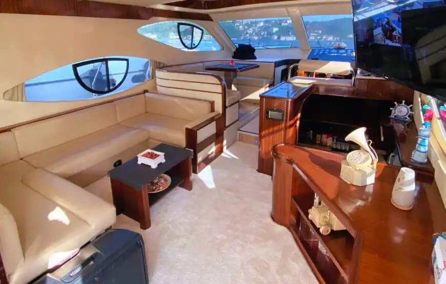 İstanbul Boğazı'nın Maviliklerinde VIP Motoryat Keyfi – Kaptanlı Kiralama 7