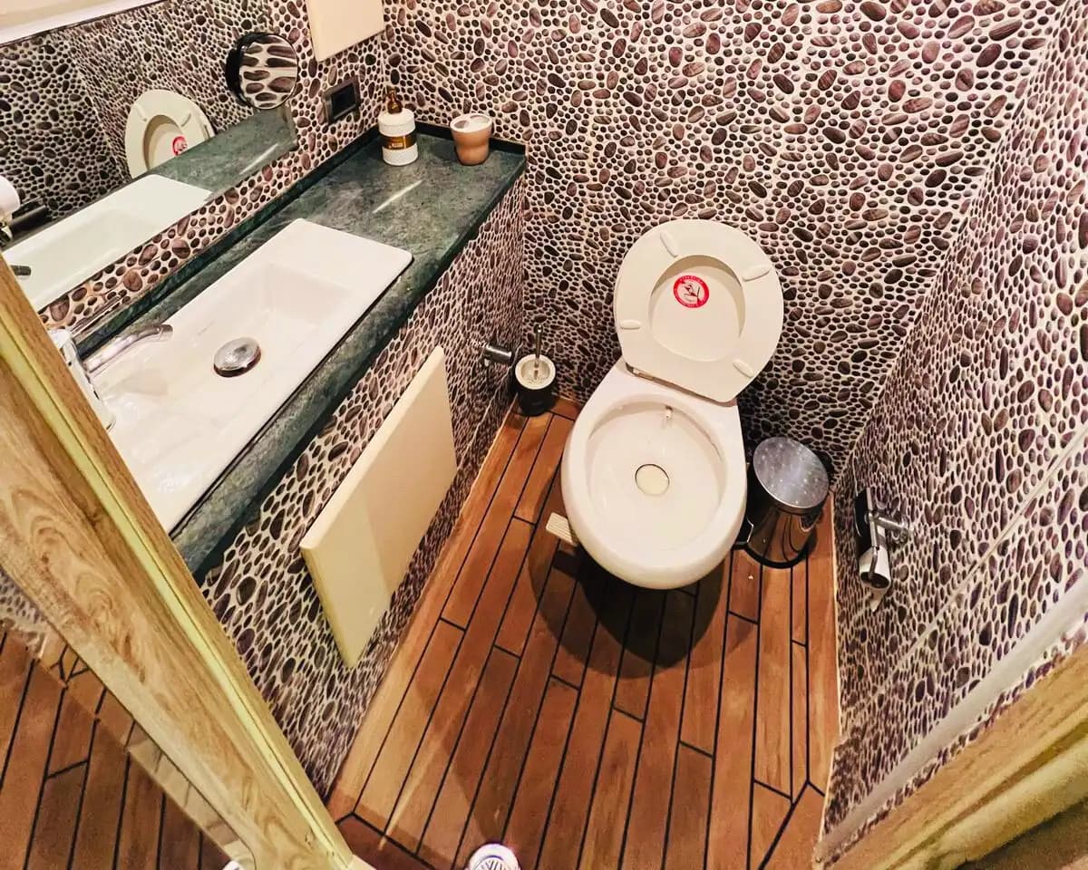 18 Kişilik Geniş ve Konforlu Yat Saatlik veya Günübirlik Kiralama 16