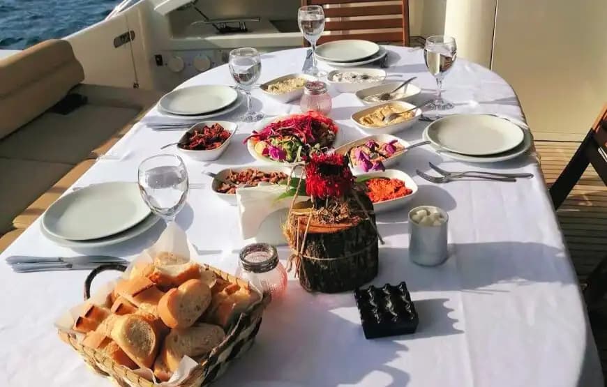 Lüks Donanımlı Özel Yat ile Boğaz’ın Eşsiz Manzarasına Tanık Olun 8