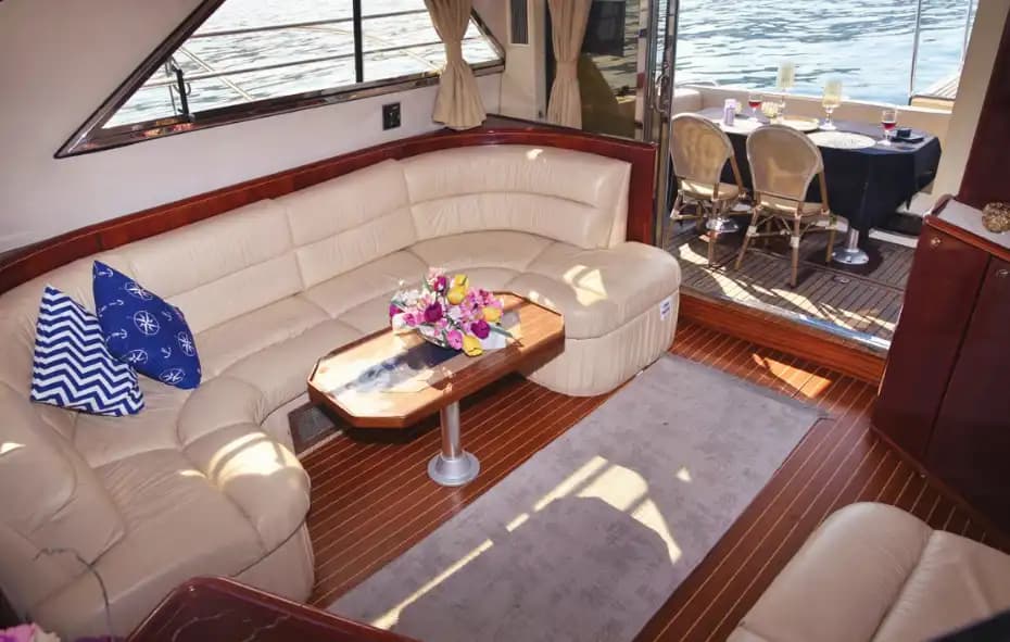 15 metrelik Princess motoryat ile Bebek'te unutulmaz günübirlik ve saatlik deniz keyfi sizi bekliyor.