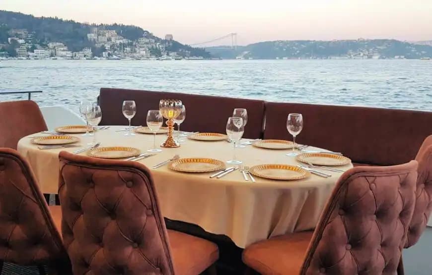 İstanbul'da 24 Metrelik Ekstra Lüks Motoryat ile 60 Kişiye Kadar Özel Organizasyonlar! 7