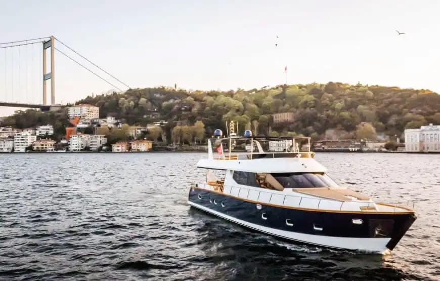İstanbul Boğazı’nda 20 Metrelik Motoryat ile Özel ve Kurumsal Organizasyonlar İçin Mükemmel Seçenek! 2