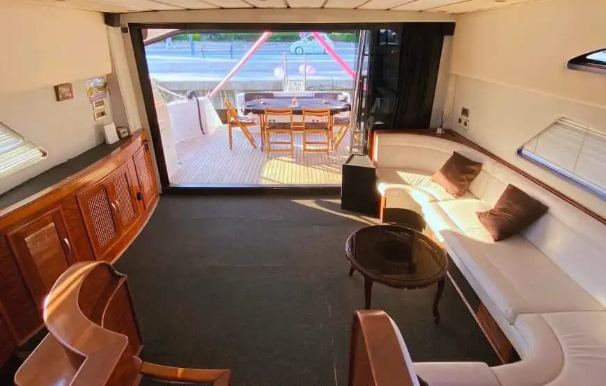 26 Kişilik Konforlu Motoryat ile Evlilik Teklifi ve Kutlamalar İçin Mükemmel Bir Seçenek