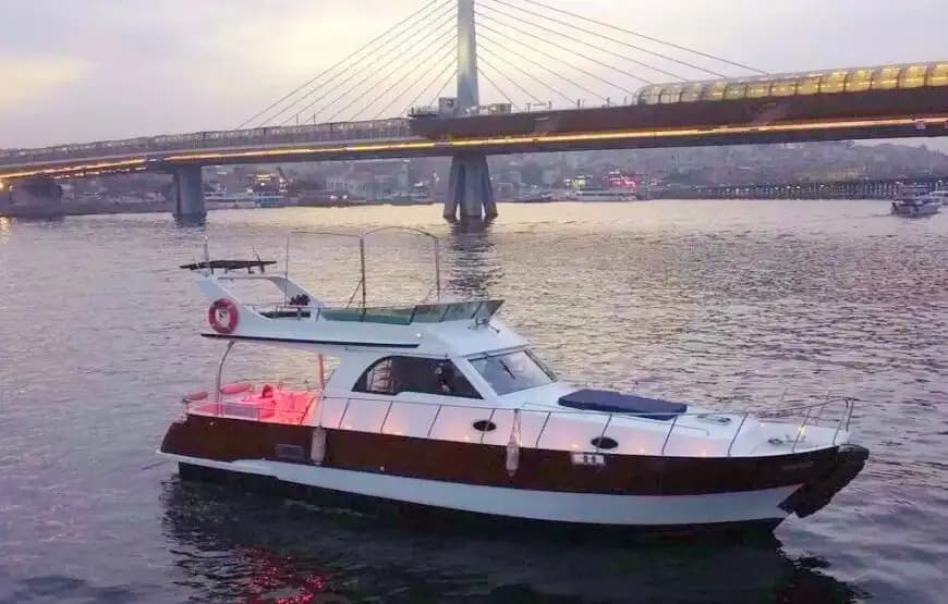 Boğaz'ın Tarihi Güzelliklerini 10 Kişiye Kadar Özel Yat ile Keşfedin 8
