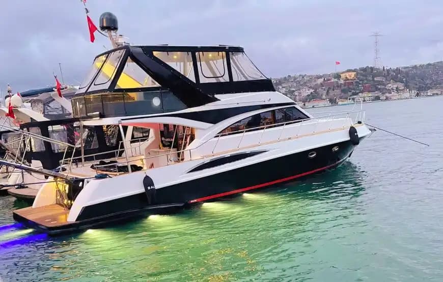 İstanbul'un Eşsiz Manzarasında Unutulmaz Bir Organizasyon İçin Yat Kiralayın! 2