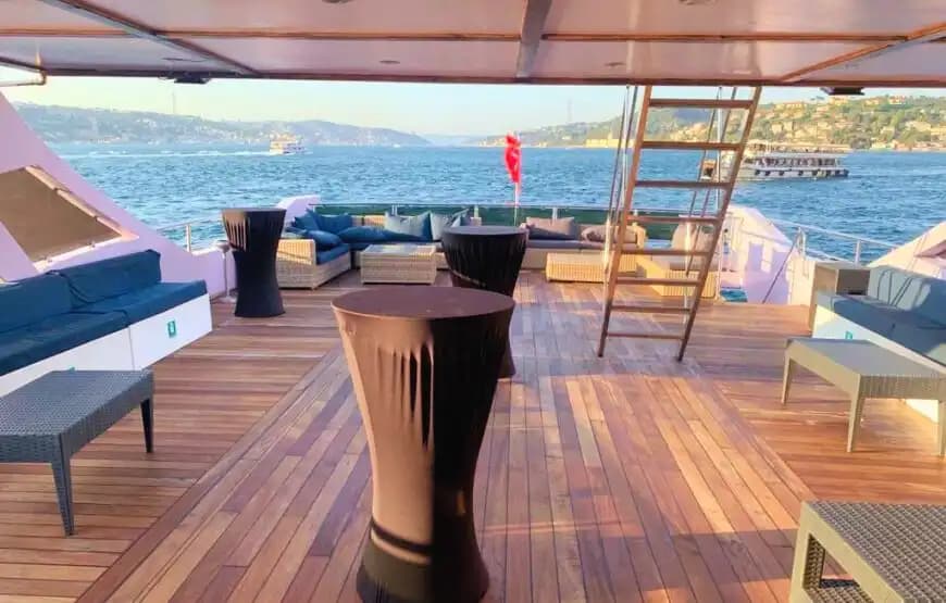 İstanbul'da Mezuniyet Balosu ve İş Organizasyonları İçin 90 Kişilik Geniş Kapasiteli Yat