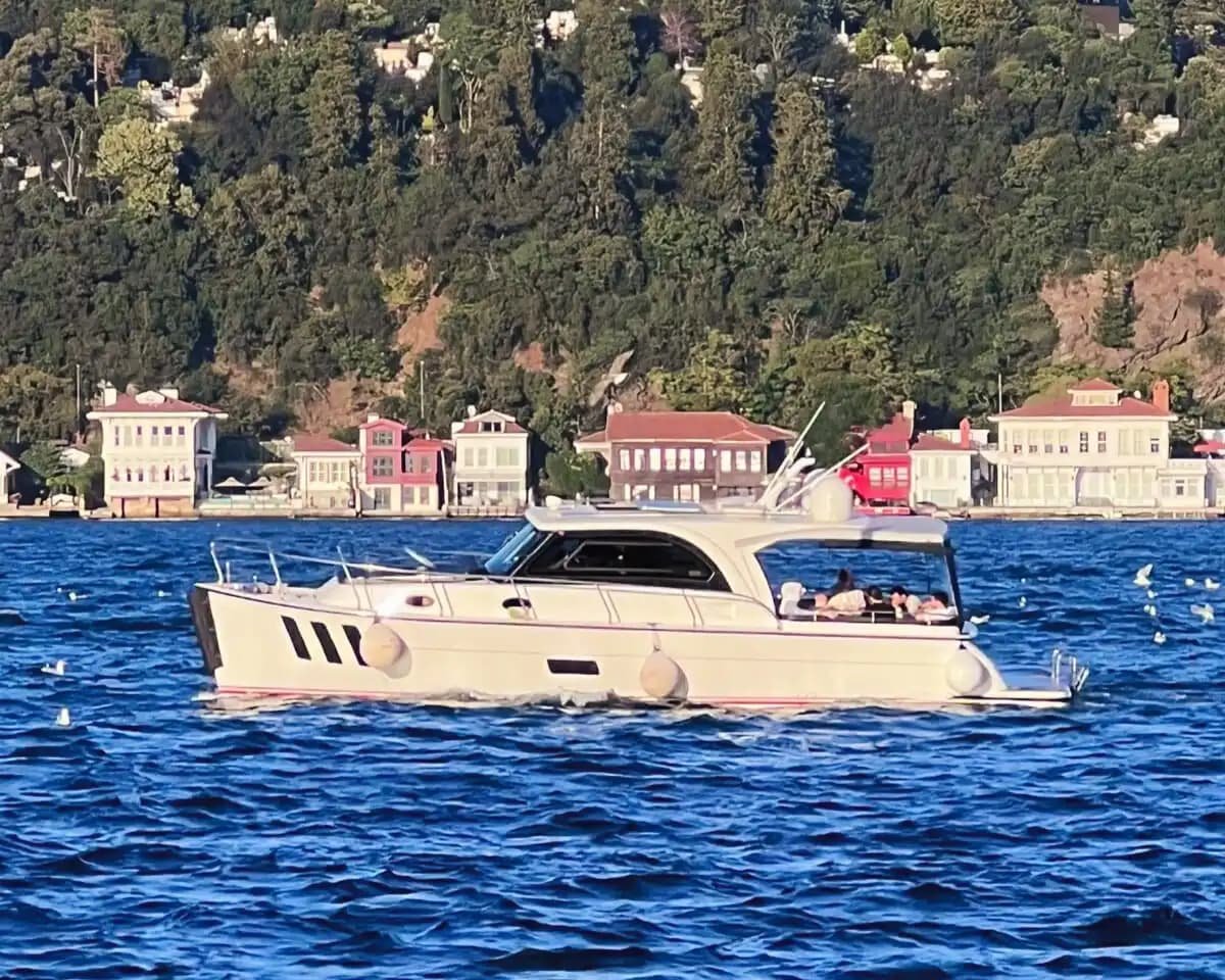 Bebek'te Fasıl ve Eğlence Organizasyonlarına Uygun Şık Yat Kiralama - Teknede Parti