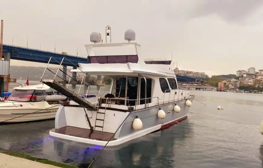 Haliç’te Ekonomik Yat Kiralama – 17 Metrelik Özel Yapım Tekne!