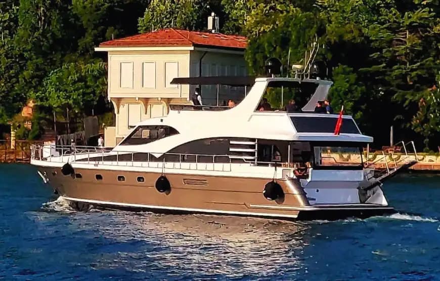 İstanbul Boğazı’nda Özel Günlerinizi Taçlandıracak Şık ve Konforlu Motoryat 3