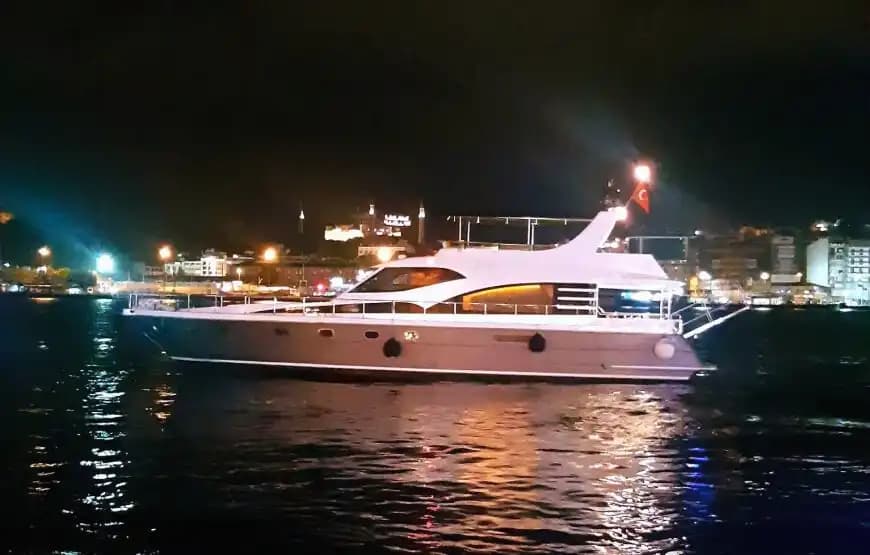 İstanbul Boğazı’nda Özel Günlerinizi Taçlandıracak Şık ve Konforlu Motoryat 6