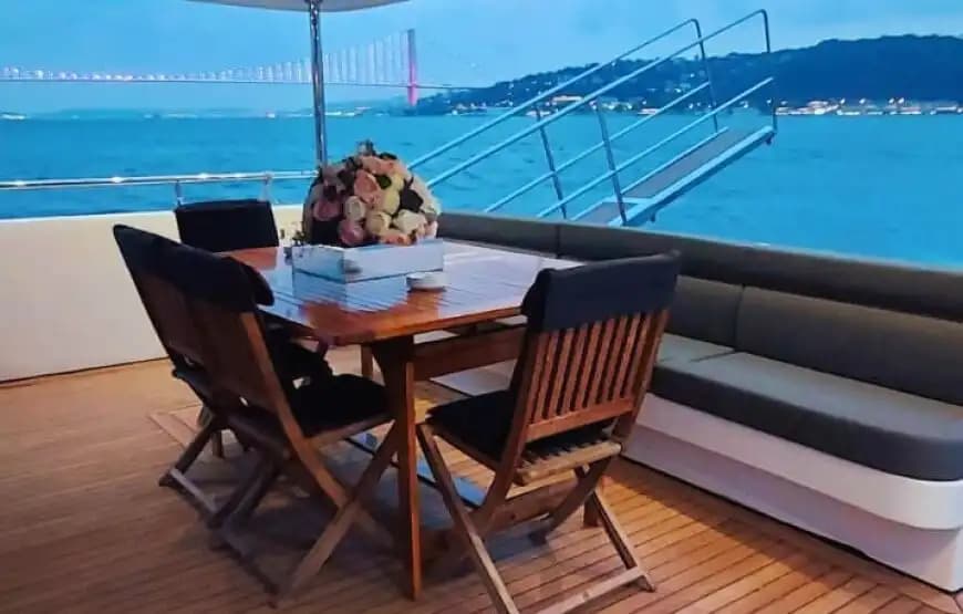İstanbul Boğazı’nda Özel Günlerinizi Taçlandıracak Şık ve Konforlu Motoryat 9