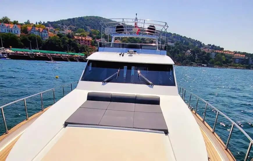 İstanbul Boğazı’nda Özel Günlerinizi Taçlandıracak Şık ve Konforlu Motoryat 7