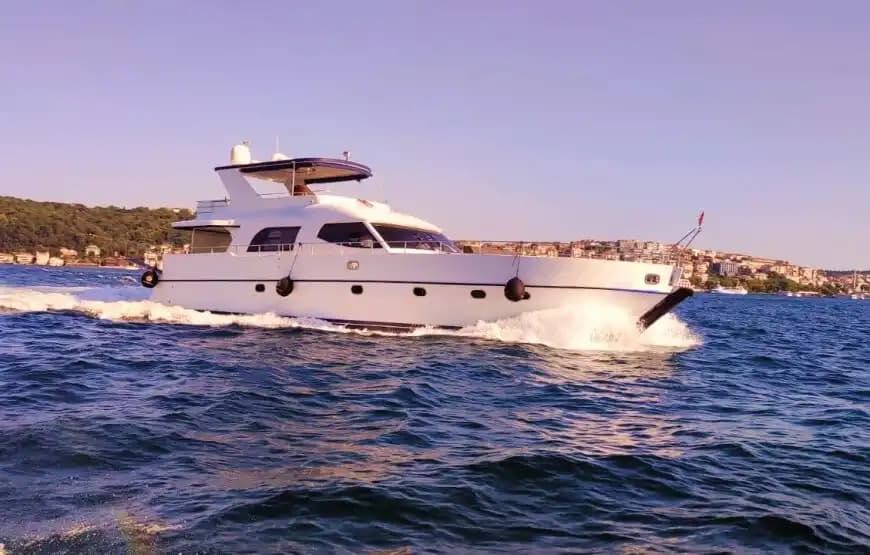 Denizde Eğlence ve Konfor: 4 Kişilik Mürettebat ile VIP Motoryat Kiralama - Teknede Parti