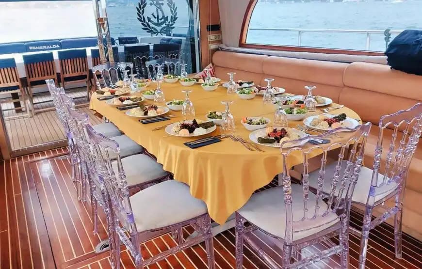 Denizde Eğlence ve Konfor: 4 Kişilik Mürettebat ile VIP Motoryat Kiralama 9