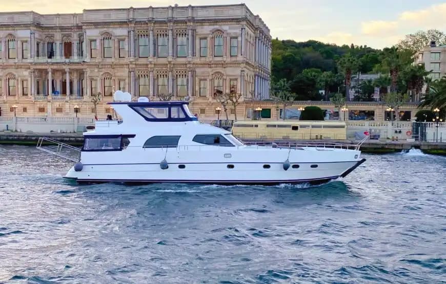 Denizde Eğlence ve Konfor: 4 Kişilik Mürettebat ile VIP Motoryat Kiralama