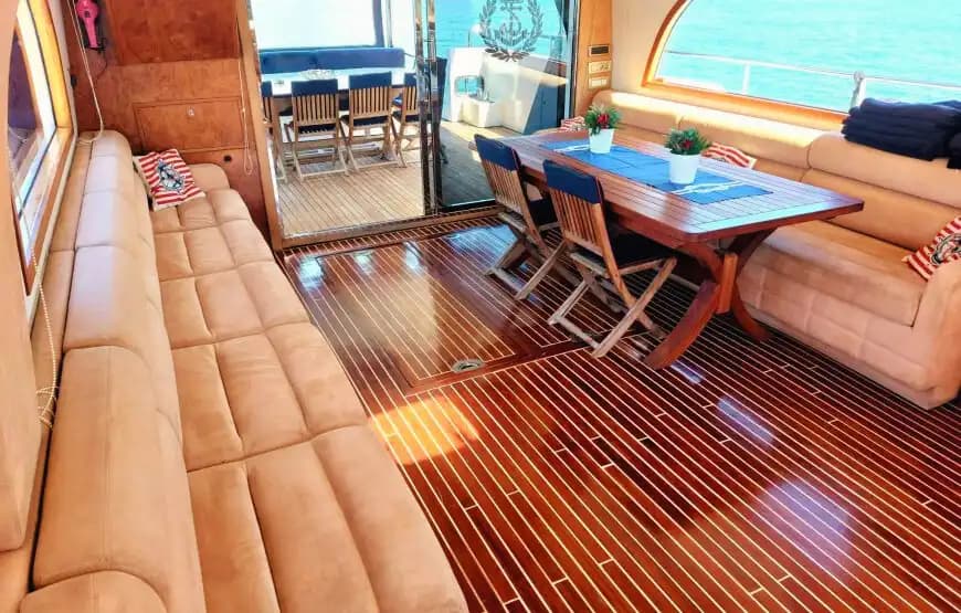 Denizde Eğlence ve Konfor: 4 Kişilik Mürettebat ile VIP Motoryat Kiralama 10