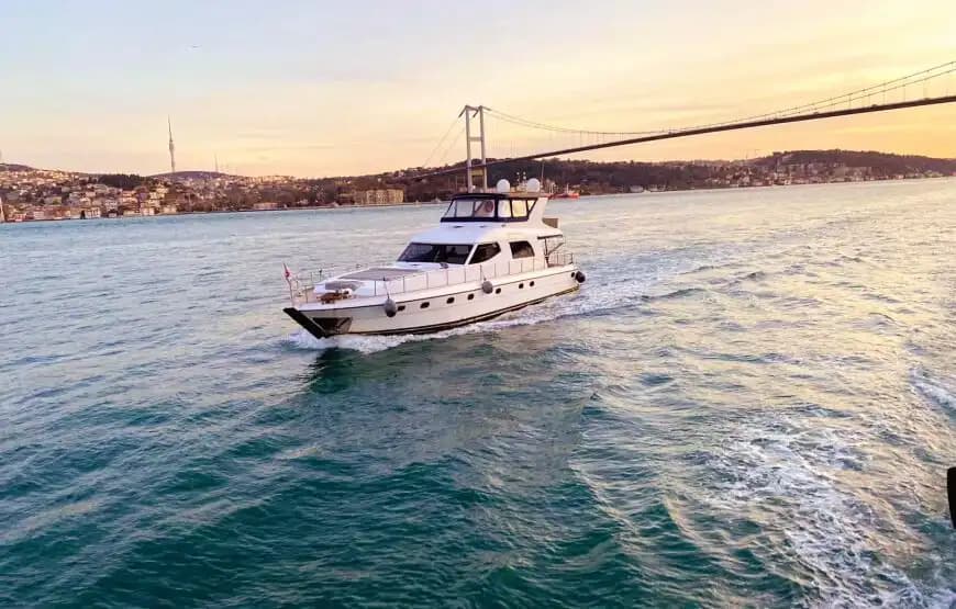 Denizde Eğlence ve Konfor: 4 Kişilik Mürettebat ile VIP Motoryat Kiralama