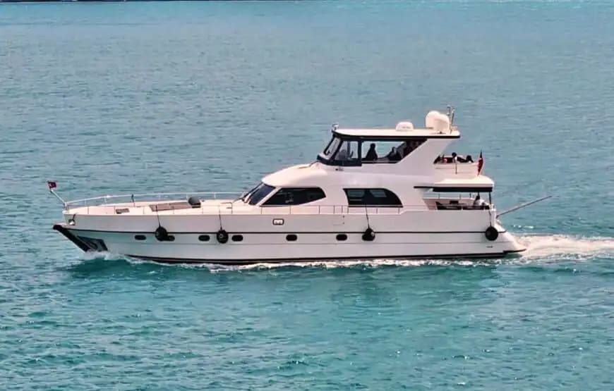 Denizde Eğlence ve Konfor: 4 Kişilik Mürettebat ile VIP Motoryat Kiralama 4