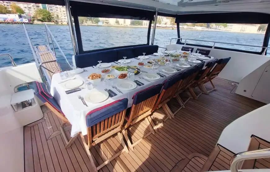 Denizde Eğlence ve Konfor: 4 Kişilik Mürettebat ile VIP Motoryat Kiralama 8