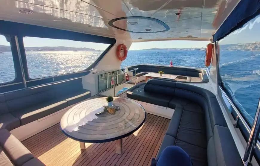 Denizde Eğlence ve Konfor: 4 Kişilik Mürettebat ile VIP Motoryat Kiralama 6
