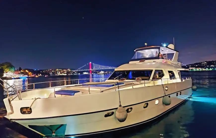 Denizde Eğlence ve Konfor: 4 Kişilik Mürettebat ile VIP Motoryat Kiralama 5