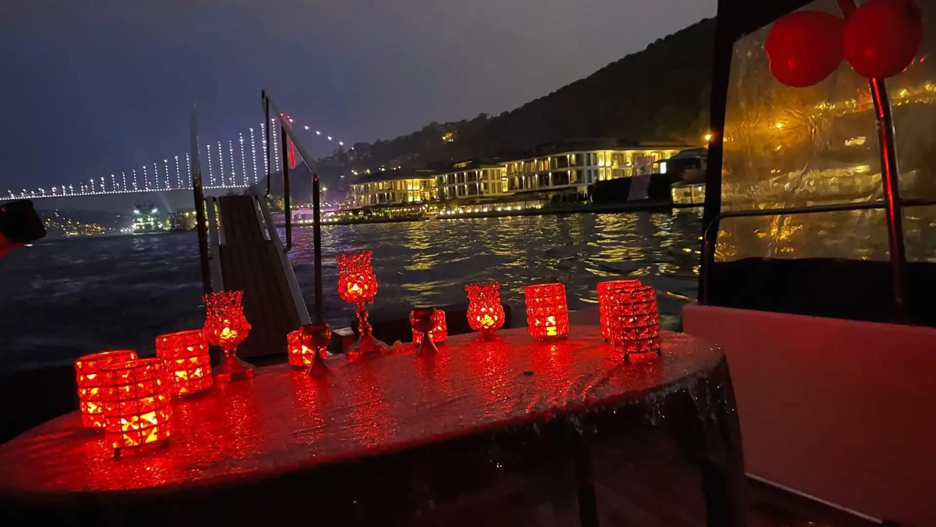 10 Kişi Kapasiteli Yat ile Boğaz’ın En Güzel Noktalarını Keşfedin 11