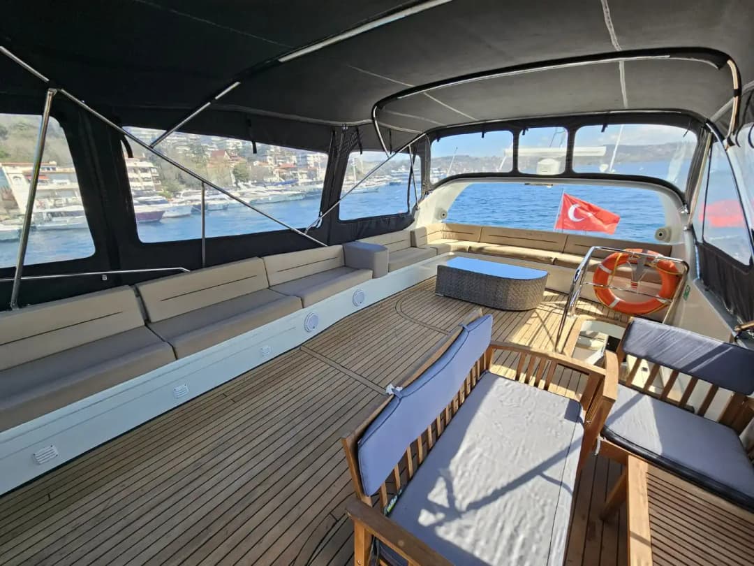 Geniş Güverte, Konforlu Alanlar ve Müzik Sistemiyle Bebek’te Lüks Yat Turu
