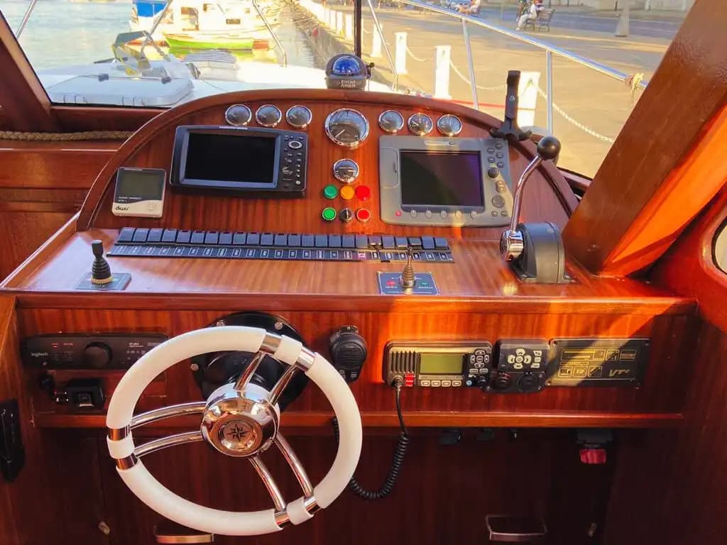 İstanbul Tarabya Çıkışlı Özel Yat ile Boğaz’ın Serin Sularında Keyifli Anlar 8
