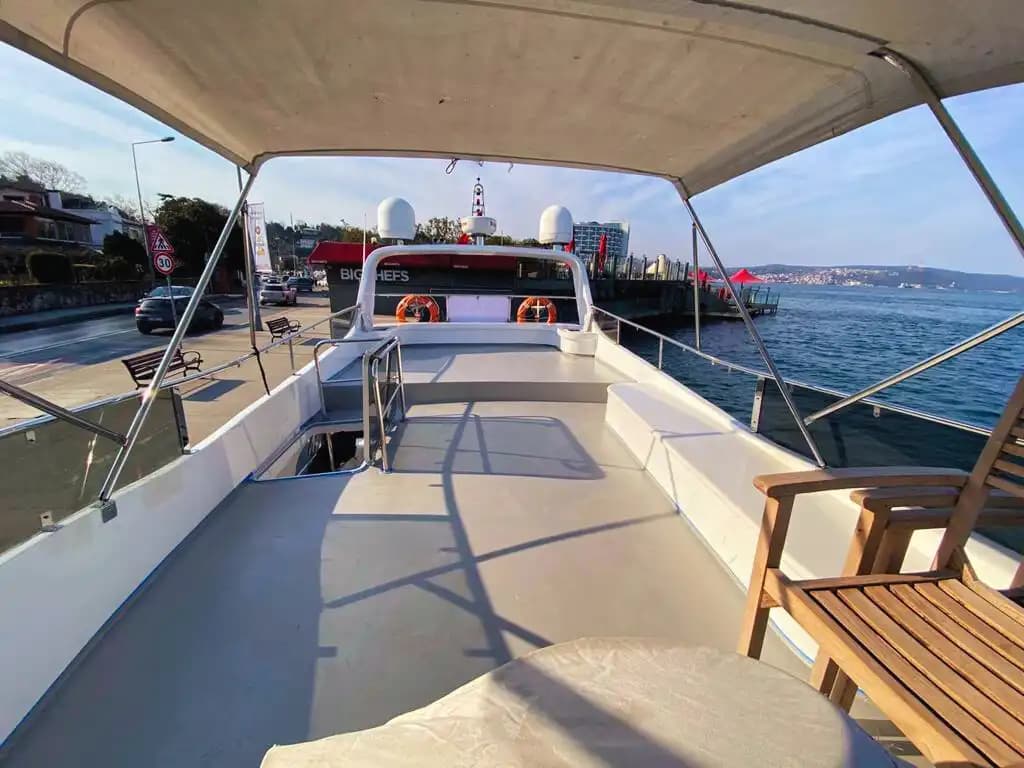 İstanbul Tarabya Çıkışlı Özel Yat ile Boğaz’ın Serin Sularında Keyifli Anlar 7